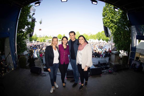 Zum ersten Mai gab es ein Familienfest im Schlosspark Schoenbrunn mit Nachhaltigkeitsministerin Koestinger und Familienministerin Bogner-Strauss.