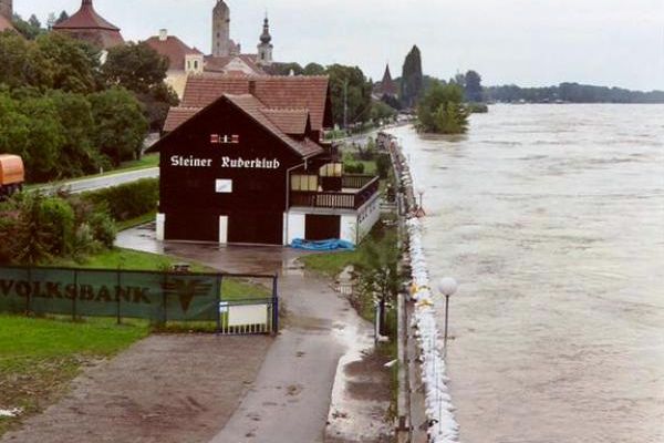Mobile flood control at the Danube near Krems