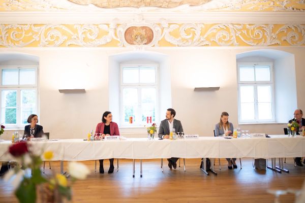 Bundesministerin Elisabeth Köstinger nahm in Ossiach an der Landestourismusreferenten-Konferenz teil. Im Zentrum der Gespräche standen die Herausforderungen und Unterstützungsmöglichkeiten für die Branche angesichts der Coronakrise.