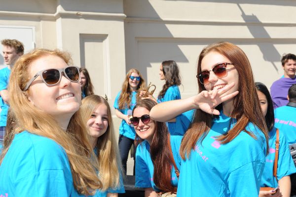 Junge Mädchen mit blauen T-Shirts und Sonnenbrillen