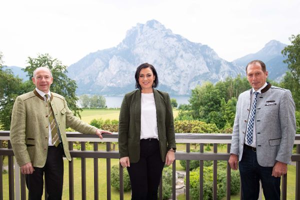Bundesministerin Elisabeth Köstinger in der Mitte zweier Männer bei der Präsentation Regionale Lebensmittel in Österreich