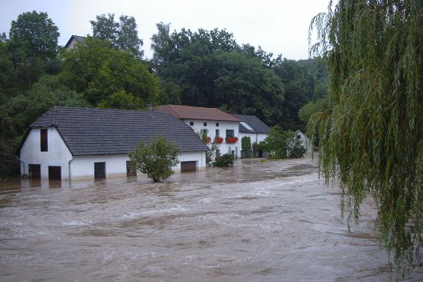 Hochwasser - Häuser stehen unter Wasser