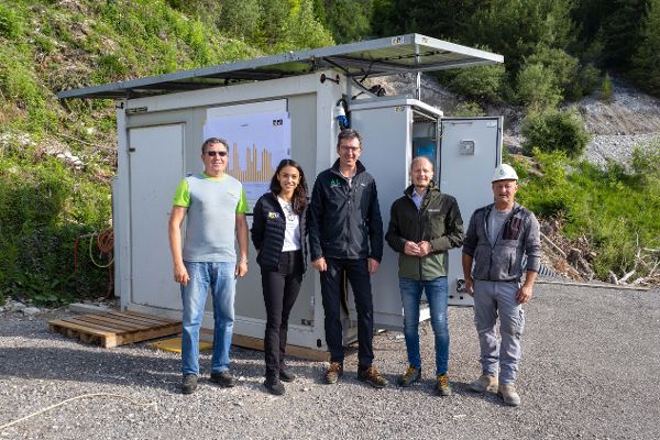 Die neue Solaranlage bei der Baustelle Allerheiligenhof-Lawine