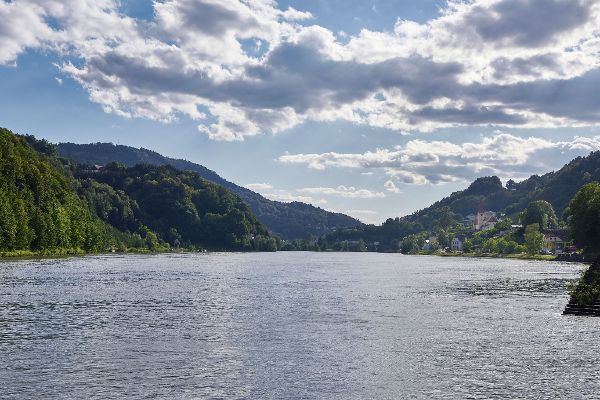 Donau in Oberösterreich, blauer Himmel mit Wolken, im Hintergrund Berge