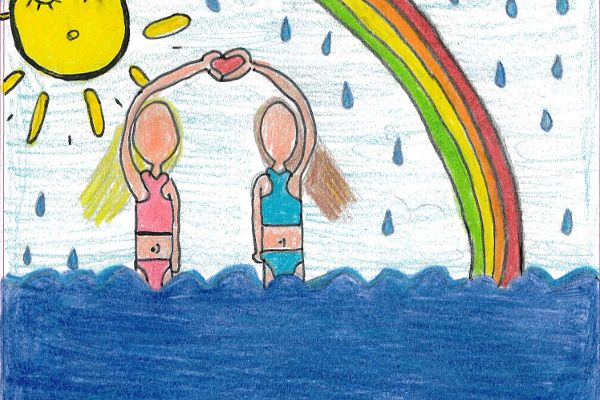 Von einem Kind gemaltes buntes Bild zeigt zwei Leute im Wasser, welche Ihre Hände zu einem Herzen vereint haben. Weiters ist ein Regenbogen zu sehen.