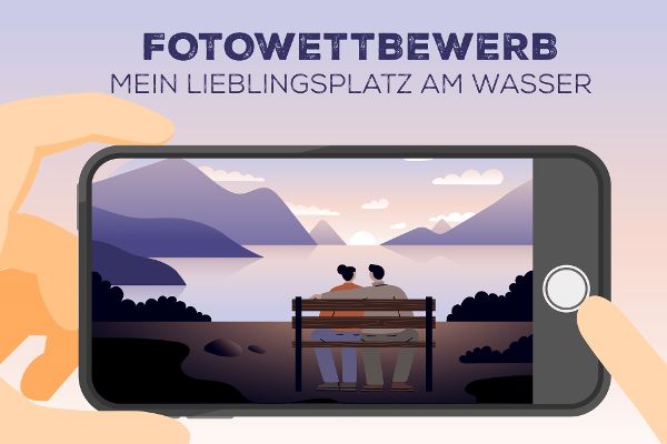 Animiert unter dem Text "Fotowettbewerb - Mein Lieblingsplatz am Wasser" hält eine Hand ein Handy. Auf dem Bildschirm zu sehen sind zwei Personen, die vor einer Wasserfläche auf einer Bank sitzen und sich den Sonnenuntergang ansehen.