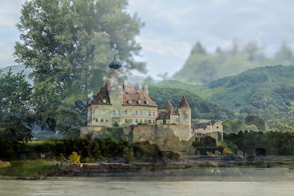 Blick auf Schloss Schönbühel, die Donau und ein Schiff