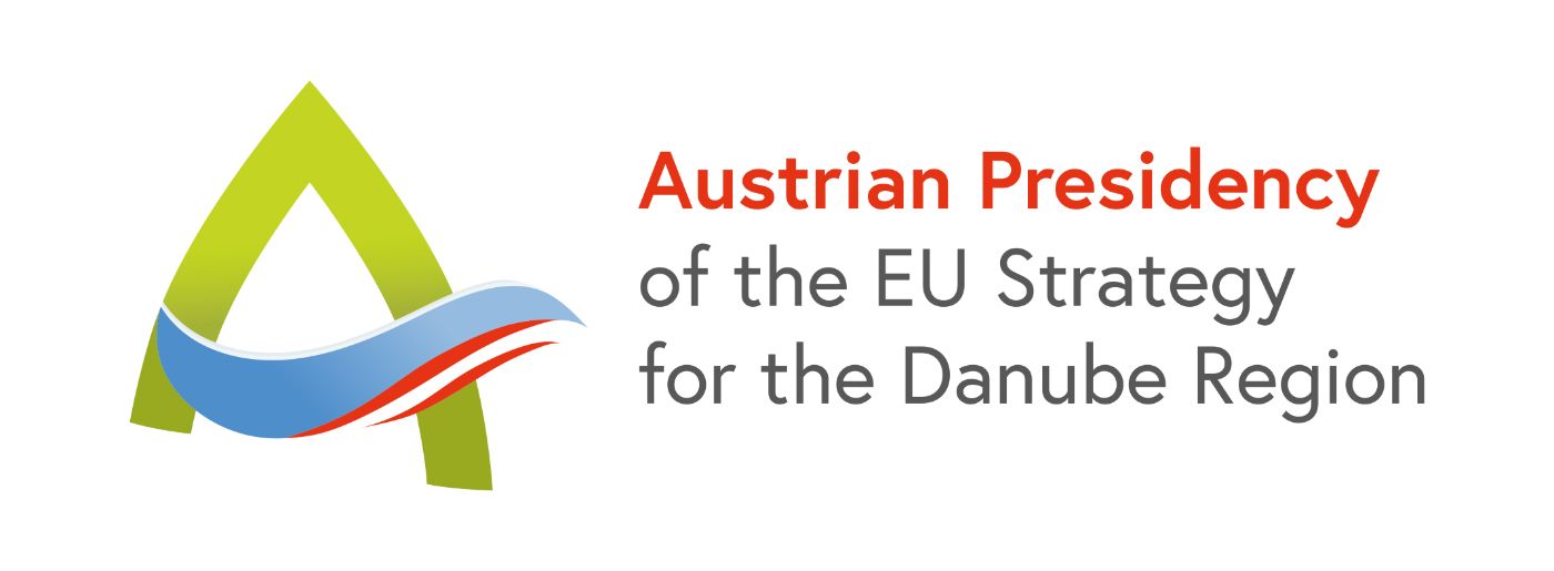 Logo der österreichischen Präsidentschaft für den EUSDR-Vorsitz, zu sehen ist ein grünes großes A, der Strich in der Mitte besteht aus einem blauen Teil und einem rot weis roten Part.