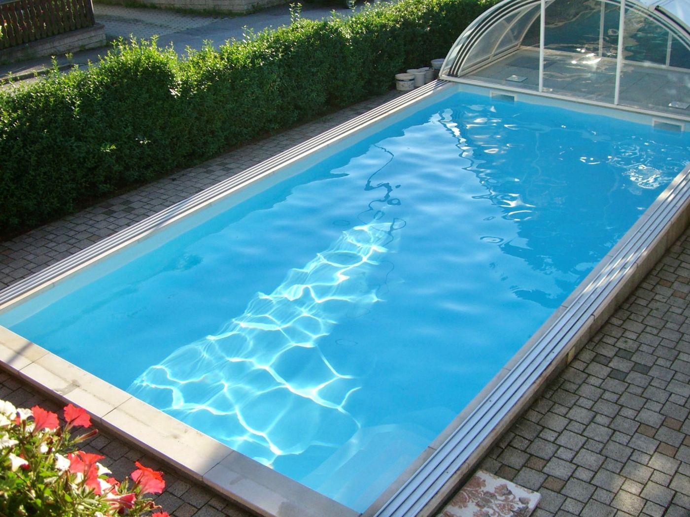 Das Bild zeigt in Schwimmbad mit geöffneter Abdeckung