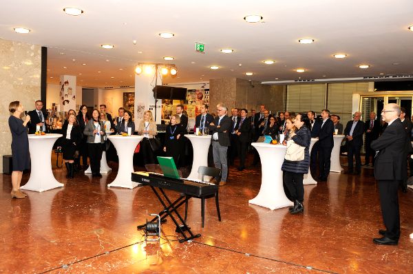 Veranstaltung - Zwei neue Partnerschaften der Europäischen Union Städteagenda beschlossen - Besprechungen von mehreren Personen an runden Tischen