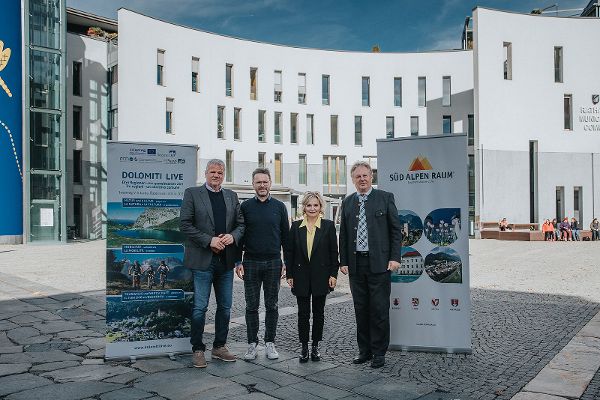 Die vier Bürgermeisterinnen und Bürgermeister stehen vor dem Rathaus in Bruneck nach der Ergebnispräsentation.