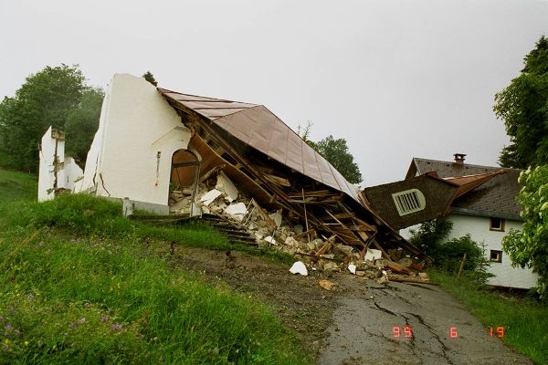 Rutschung am Rindberg zerstört ein Haus