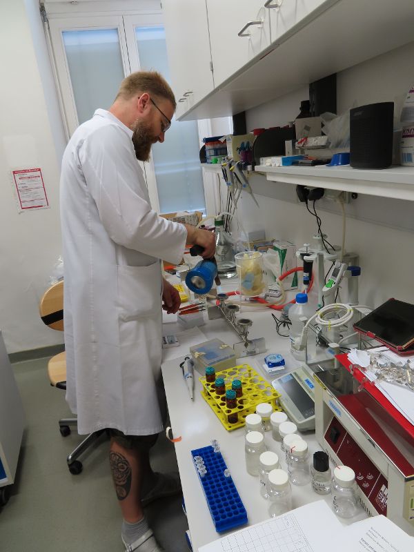 Ein Mann bei Laborarbeiten in einem Labor