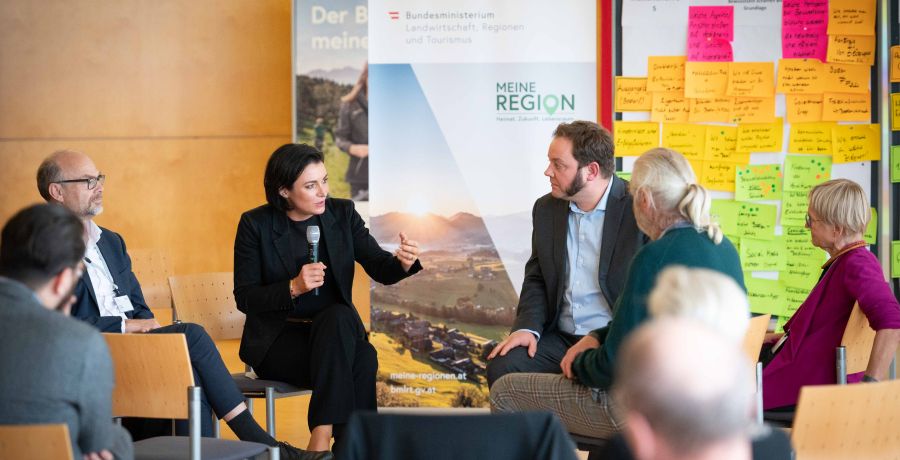 &lt;p&gt;Beim zweiten Stopp der Dialogtour in Elixhausen tauschte sich Regionenministerin Elisabeth K&amp;ouml;stinger mit den Teilnehmerinnen und Teilnehmern &amp;uuml;ber die Themen Bodenschutz und Reduktion des Bodenverbrauchs aus.&lt;/p&gt;