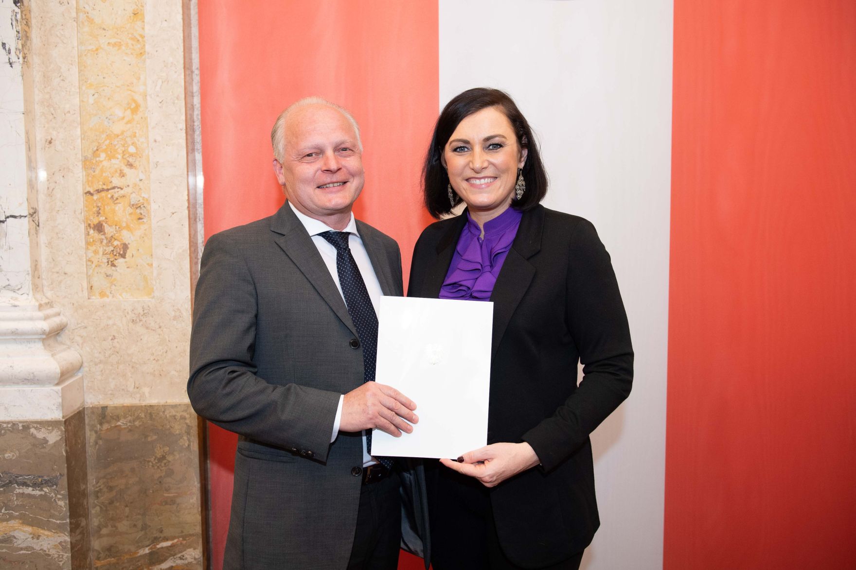 In feierlichem Rahmen verlieh Bundesministerin Elisabeth K&ouml;stinger am 8. April 2019 Berufstitel sowie Ehren- und Verdienstzeichen wie unter anderem das Grubenwehrehrenzeichen.