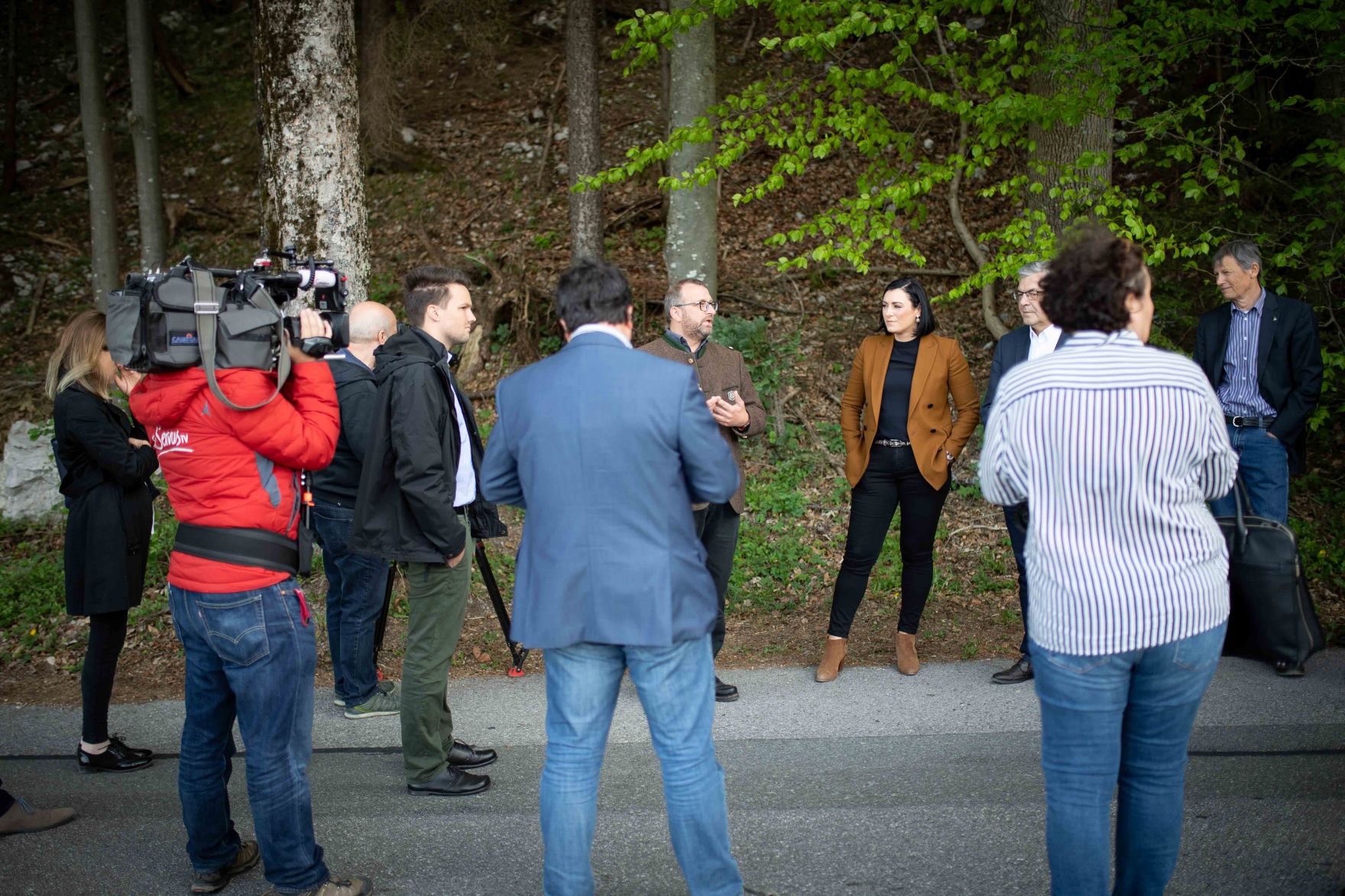 Nachhaltigkeitsministerin K&ouml;stinger und der Salzburger Agrar-Landesrat Schwaiger besichtigten heute einen Schutzwald. Bei einer Pressekonferenz zum Thema betonten sie die Wichtigkeit des Waldes zum Schutz des Lebens- und Wirtschaftsraumes in &Ouml;sterreich.