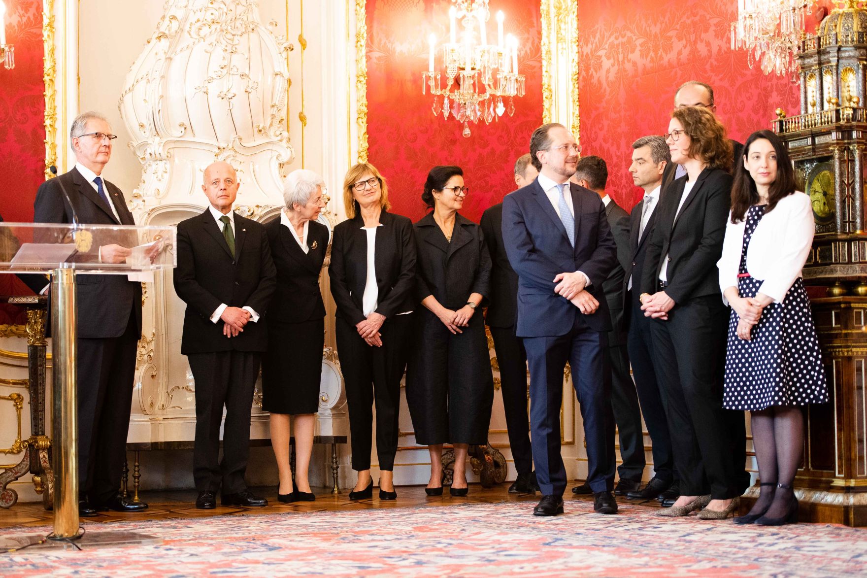 Bundespr&auml;sident Alexander Van der Bellen gelobte heute in der Hofburg die &Uuml;bergangsregierung mit DI Maria Patek als Nachhaltigkeitsministerin an.