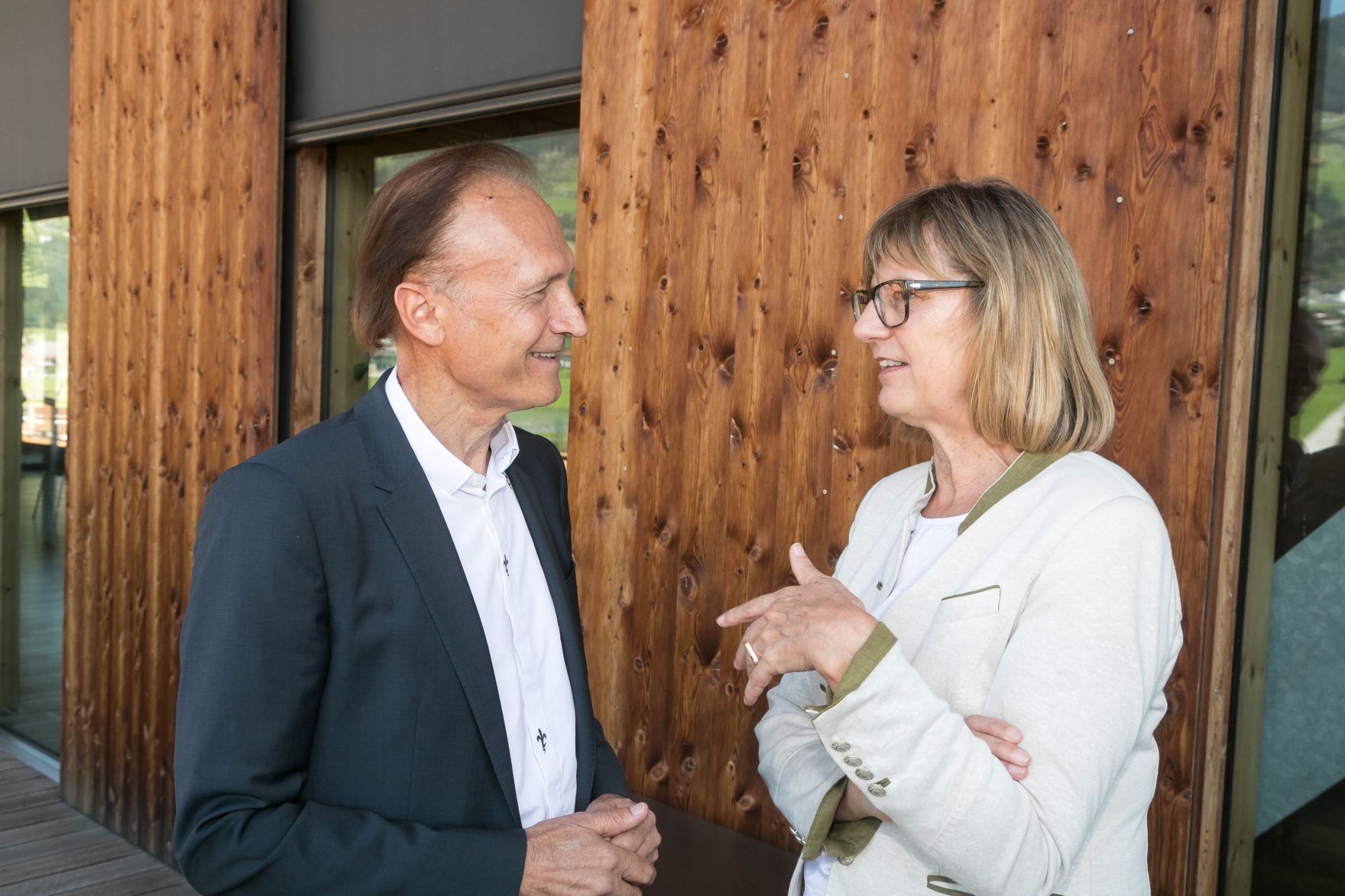 Bundesministerin Maria Patek besichtigte am Rande des Europ&auml;ischen Forums Alpbach die Binderholz GmbH. Die nachhaltige Nutzung der nat&uuml;rlichen Ressource Holz ist ein wesentlicher Schwerpunkt f&uuml;r das BMNT.