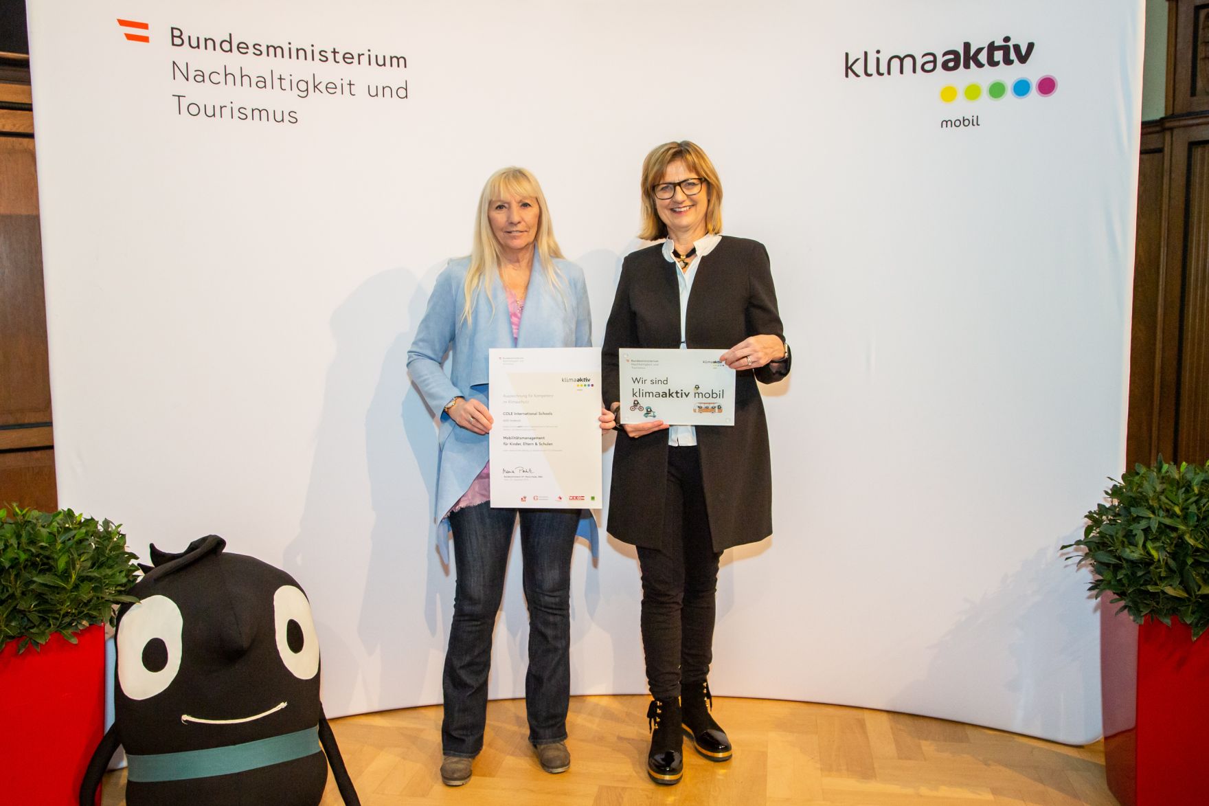 Auszeichnungsveranstaltung klimaaktiv mobil Bildungseinrichtungen 2019 Im Bild: COLE International Schools (Tirol) mit Maria Patek, Bundesministerin f&uuml;r Nachhaltigkeit und Tourismus.