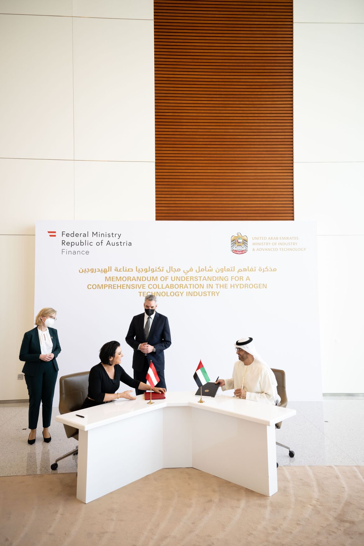 Am vergangenen Wochenende unterzeichnete Rohstoffministerin Elisabeth K&ouml;stinger bei einer Reise in die Vereinigten Arabischen Emirate in Abu Dhabi eine Absichtserkl&auml;rung zur Zusammenarbeit im Bereich gr&uuml;ner Wasserstoff.