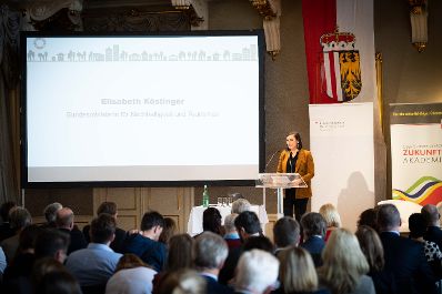 Bei einer Tagung in Linz diskutierte die Nachhaltigkeitsministerin Elisabeth K&ouml;stinger mit Expertinnen und Experten &uuml;ber die Bedeutung der Agenda 2030 f&uuml;r &ouml;sterreichische St&auml;dte und Gemeinden.