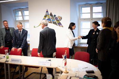 Nachhaltigkeitsministerin Elisabeth K&ouml;stinger &uuml;bergibt den Vorsitz der Alpenkonvention an Frankreich.