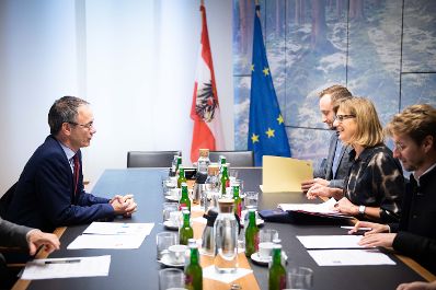 Bei einem Antrittsbesuch begr&uuml;&szlig;te Bundesministerin Maria Patek den niederl&auml;ndischen Botschafter Aldrik Gierveld in Wien.