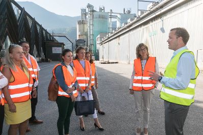 Bundesministerin Maria Patek besichtigte am Rande des Europ&auml;ischen Forums Alpbach die Binderholz GmbH. Die nachhaltige Nutzung der nat&uuml;rlichen Ressource Holz ist ein wesentlicher Schwerpunkt f&uuml;r das BMNT.