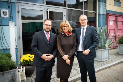 Nachhaltigkeitsministerin Maria Patek besuchte die Polytechnik Luft- und Feuerungstechnik GmbH, ein Unternehmen, das Biomasseenergieanlagen produziert.