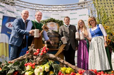 Kulinarische Vielfalt der heimischen Landwirtschaft: Bundesministerin Maria Patek besuchte das traditionelle Erntedankfest im Wiener Augarten.