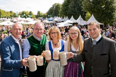 Kulinarische Vielfalt der heimischen Landwirtschaft: Bundesministerin Maria Patek besuchte das traditionelle Erntedankfest im Wiener Augarten.