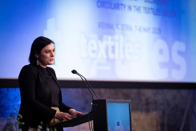 Beim 22. European Forum on eco-innovation sprach Bundesministerin Elisabeth K&ouml;stinger &uuml;ber Nachhaltigkeit im Textil-Bereich.