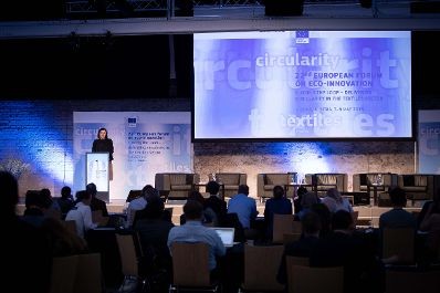 Beim 22. European Forum on eco-innovation sprach Bundesministerin Elisabeth K&ouml;stinger &uuml;ber Nachhaltigkeit im Textil-Bereich.