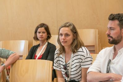 Bundesministerin Maria Patek traf sich beim Europ&auml;ischen Forum Alpbach 2019 mit Stipendiatinnen und Stipendiaten zu einem Gedankenaustausch.