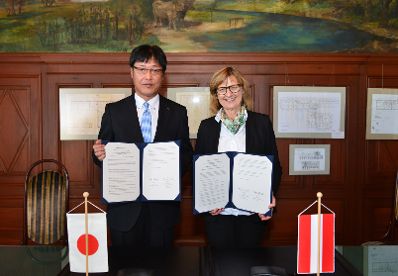 Das BMNT und die Pr&auml;fektur Nagano, Japan, haben ein Memorandum of Understanding unterzeichnet. Dabei geht es um die Zusammenarbeit und den Austausch zwischen den beiden L&auml;ndern - unter anderem zu Holz- und Forstwirtschafwirtschaft, Umwelttechnik und Tourismus.