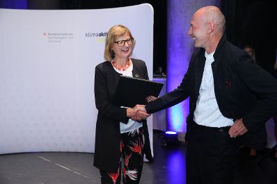 Bundesministerin Maria Patek &uuml;berreicht Juryvorsitzendem Prof. Roland Gnaiger den Staatspreis Architektur und Nachhaltigkeit