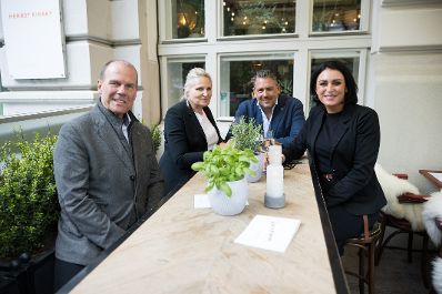 Gemeinsam mit Bundeskanzler Sebastian Kurz besuchte Tourismusministerin Elisabeth K&ouml;stinger einen Gastronomiebetrieb in Wien.