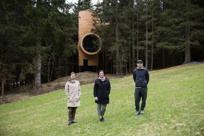 Holz als Baustoff der Zukunft: Bundesministerin Elisabeth K&ouml;stinger besichtigte ein spektakul&auml;res Holzbauprojekt am Pogusch. Dieses zeigt, wie man nachhaltige Bauweise mit gro&szlig;artiger Architektur verbinden kann.