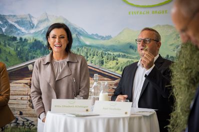 Bundesministerin Elisabeth K&ouml;stinger bei der Vorstellung der Heumilch-Nachhaltigkeitsfibel am 21. September 2021 in der Meierei im Stadtpark in Wien.