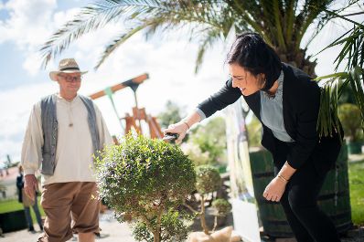 Am 28.05.2021 nahm Bundesministerin Elisabeth K&ouml;stinger an der traditionellen Ausfahrt der K&uuml;belpflanzen aus der Orangerie bei Sch&ouml;nbrunn teil.