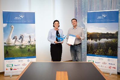 Bundesministerin Elisabeth K&ouml;stinger &uuml;berreichte am 15.09.2021 den Neptun Wasserpreis. &Uuml;ber den Hauptpreis darf sich der Naturpark Hochmoor Schrems freuen.