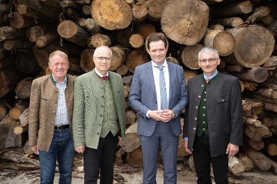 Landwirtschaftsminister Norbert Totschnig unternahm einen Lokalaugenschein der Bionahw&auml;rme-Anlage am Gel&auml;nde der Landwirtschaftlichen Fachschule Hafendorf in der Steiermark.