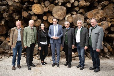 Landwirtschaftsminister Norbert Totschnig unternahm einen Lokalaugenschein der Bionahw&auml;rme-Anlage am Gel&auml;nde der Landwirtschaftlichen Fachschule Hafendorf in der Steiermark.