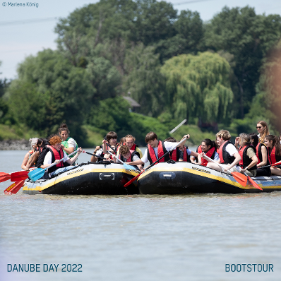Unter dem Motto &bdquo;Erlebe Deine Donau&ldquo; nahmen rund 50 Sch&uuml;lerinnen und Sch&uuml;ler zum Auftakt des diesj&auml;hrigen Danube Day an einer Bootsfahrt teil. Nebenbei galt es die Tier- und Pflanzenwelt an den Ufern zu entdecken.