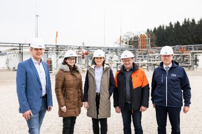 Bergbauministerin Elisabeth K&ouml;stinger hat sich beim gr&ouml;&szlig;ten Energiespeicherunternehmen &Ouml;sterreichs, der RAG Austria AG, ein Bild von innovativen Projekten zur Erdgaserzeugung und Erdgasspeicherung gemacht.