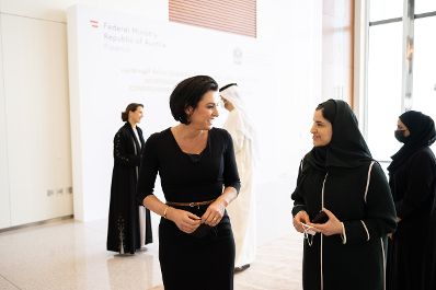 Am vergangenen Wochenende unterzeichnete Rohstoffministerin Elisabeth K&ouml;stinger bei einer Reise in die Vereinigten Arabischen Emirate in Abu Dhabi eine Absichtserkl&auml;rung zur Zusammenarbeit im Bereich gr&uuml;ner Wasserstoff.