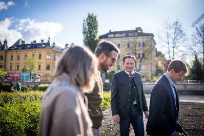 Garteln mitten in Innsbruck: Bundesminister Norbert Totschnig stattete den Gewinnerinnen und Gewinnern des Urban Gardening-Gewinnspiels beim Innsbrucker Hofgarten einen Besuch ab.