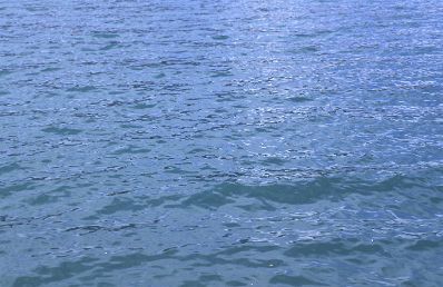 Wasseroberfl&auml;che des Attersees im Sommer mit leichtem Wellengang
