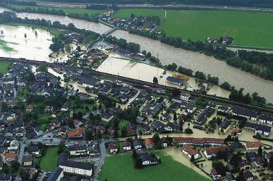 Hochwassersituation in Kuchl im August 2002, vor der Errichtung des Hochwasserschutzes