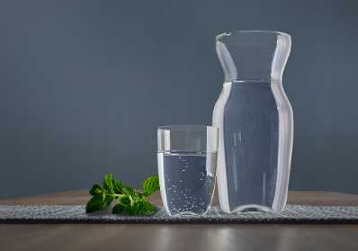 Wasserkrug mit Trinkwasser